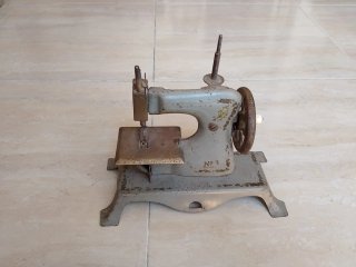 Máquina de coser vintage metal siglo XX