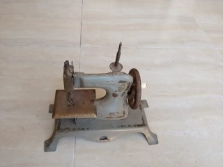 Máquina de coser vintage metal siglo XX