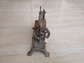 Máquina de coser vintage metal siglo XX
