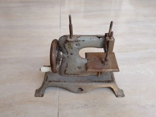 Máquina de coser vintage metal siglo XX