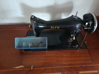 Máquina de coser Alfa antigua