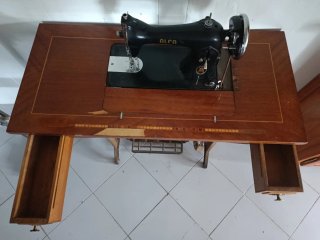 Máquina de coser Alfa antigua