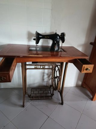 Máquina de coser Alfa antigua