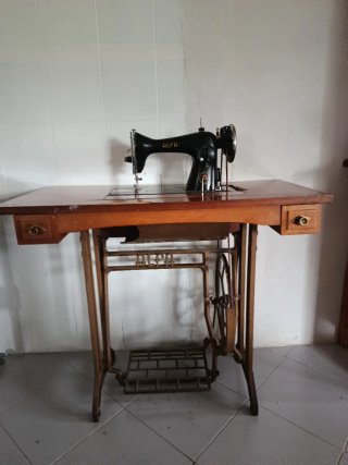 Máquina de coser Alfa antigua