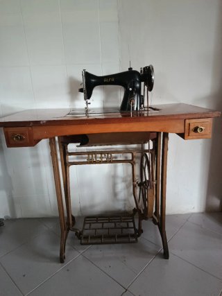 Máquina de coser Alfa antigua