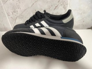 Zapatillas Adidas Negras y Blancas
