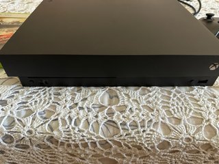 Xbox One X Negra + Mando + Juego + Cables