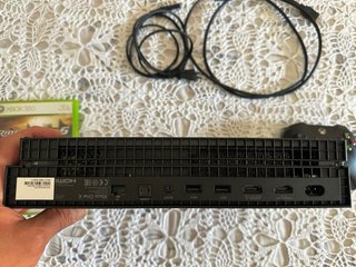 Xbox One X Negra + Mando + Juego + Cables