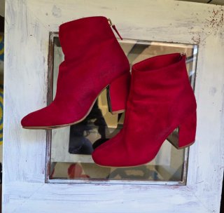 Botines rojos de tacón