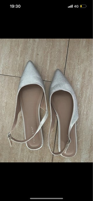 Zapatos plateados brillantes slingback