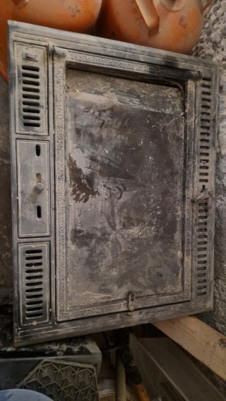 Estufa de forja con cristal roto