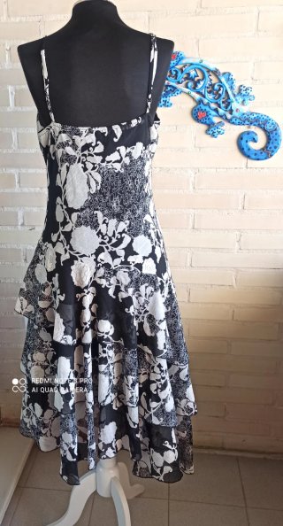 Vestido midi floral negro y blanco