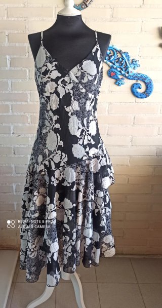 Vestido midi floral negro y blanco