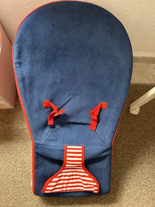 Hamaca bebé azul con detalles rojos