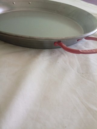 Paellera de acero con asas rojas