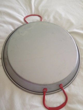 Paellera de acero con asas rojas