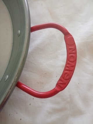Paellera de acero con asas rojas