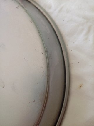 Paellera de acero con asas rojas