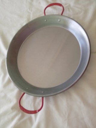 Paellera de acero con asas rojas