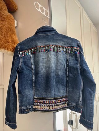 Cazadora vaquera con bordado hecho a mano