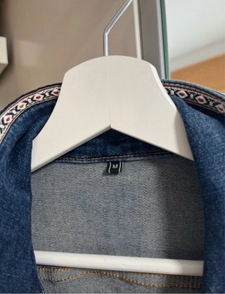 Cazadora vaquera con bordado hecho a mano