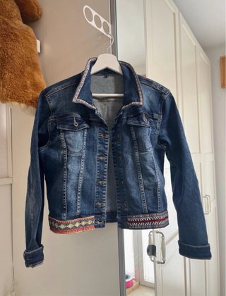Cazadora vaquera con bordado hecho a mano