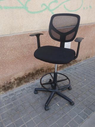 Silla de oficina negra con ruedas