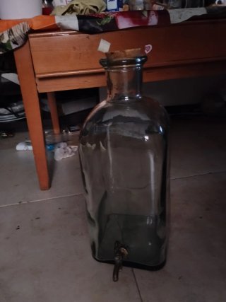 Botella de cristal grande.con grifo