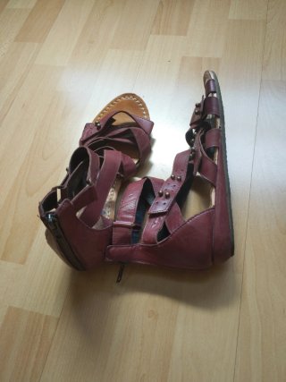 Sandalias de piel marrón al tobillo