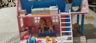 Casa de muñecas rosa con accesorios