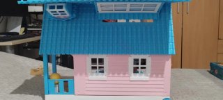 Casa de muñecas rosa con accesorios