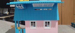 Casa de muñecas rosa con accesorios
