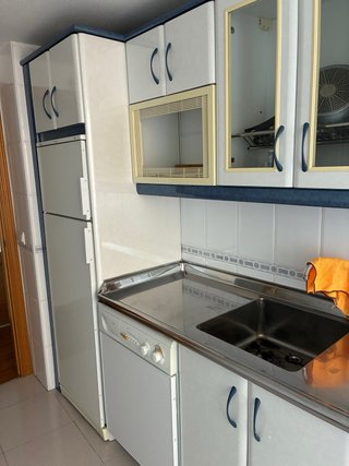 Cocina completa con muebles y electrodomésticos