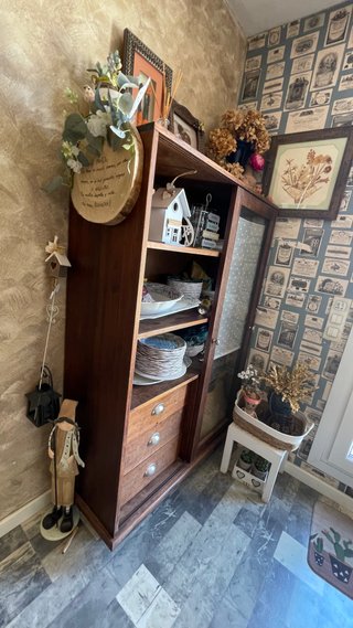 Mueble de madera con puerta de cristal