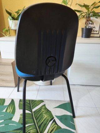 Silla de oficina azul y negra