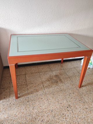 Mesa de madera y cristal