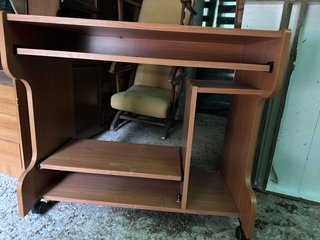 Mesa de ordenador con ruedas