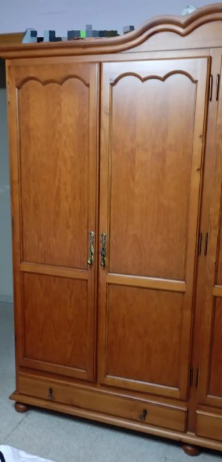Armario de madera, 2 mesitas y cómoda con espejo