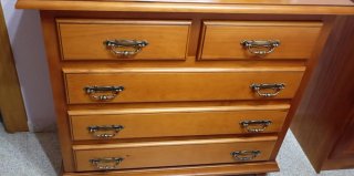 Armario de madera, 2 mesitas y cómoda con espejo