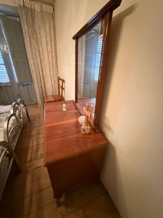 Cómoda de madera con espejo