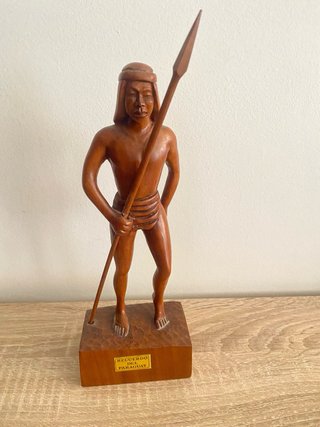Figura de madera nativo paraguayo con lanza
