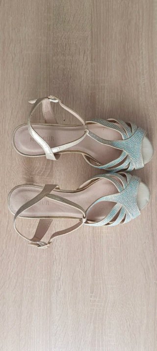 Zapatos de fiesta Menbur dorados y plateados