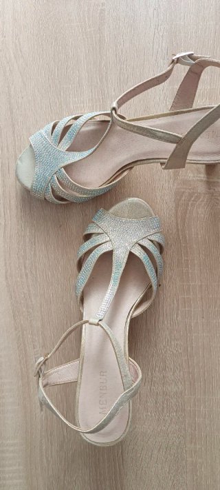 Zapatos de fiesta Menbur dorados y plateados
