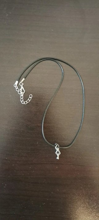 Colgante con cadena plateada y dije de llave