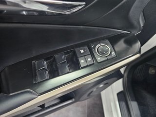 LEXUS IS 300h Executive -74.000km-