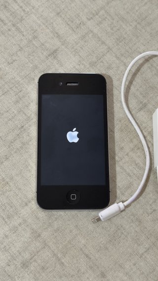 iPhone 4S sbloccato + Caricatore, vedi annuncio