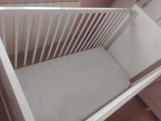 Cuna de bebé blanca con estrellas