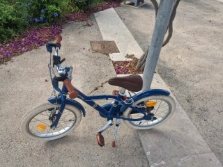 Bicicleta infantil azul Btwin 16 pulgadas.