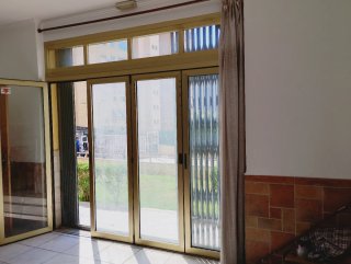 Puerta con reja metálica