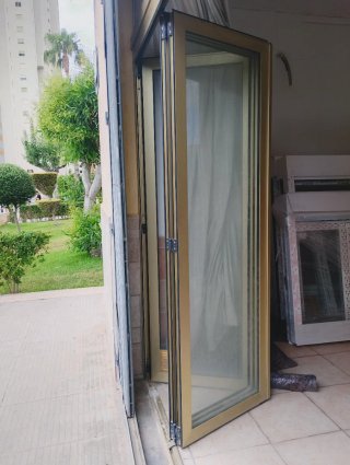 Puerta con reja metálica